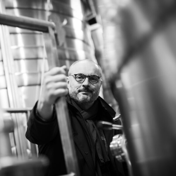Vigneron de Touraine Oisly travaillant dans une cuve, produisant du Vin de Touraine à partir de cépages oubliés et de Sauvignon Blanc
