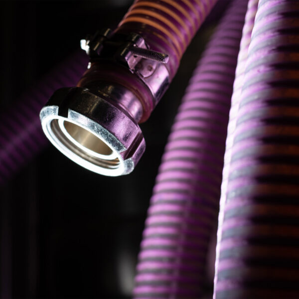 Tuyaux utilisés dans le processus de vinification, illustrant l'équipement moderne du vignoble
